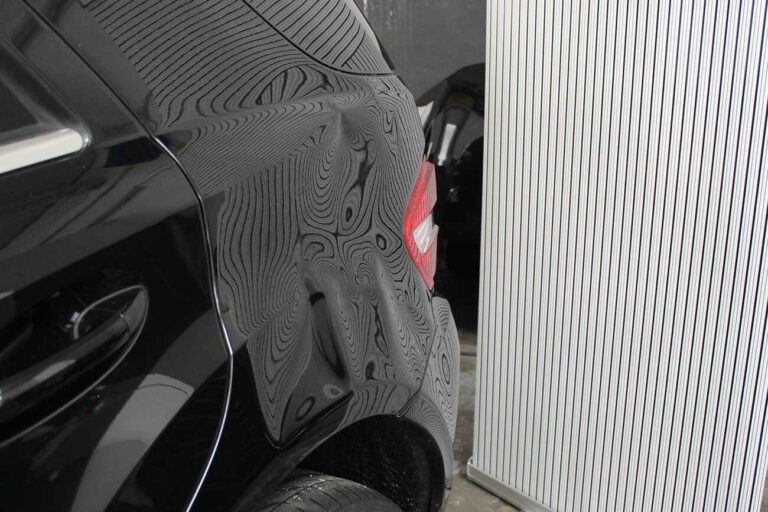 Delle-in-Fahrzeugseite-Dellentechnik-Tayfun Delle in Fahrzeugseite- Dellentechnik Tayfun- Dellenzentrum Pforzheim